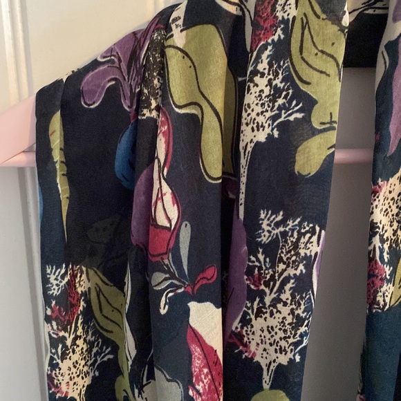 Printed Lightweight scarf - Picture 2 of 3